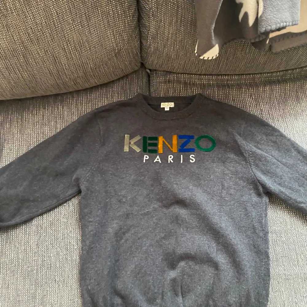 Kenzo tröja i storlek 14a (14 år) som är stickad i bomull och Cashmere. Den är knappt använd och i väldigt bra skick.. Stickat.