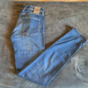Säljer dessa sjukt snygga replay jeans, perfekt till sommaren. Storlek 30/34 så passar dig som är lång och smal. Tveka inte på att höra av dig för minsta lilla fundering.