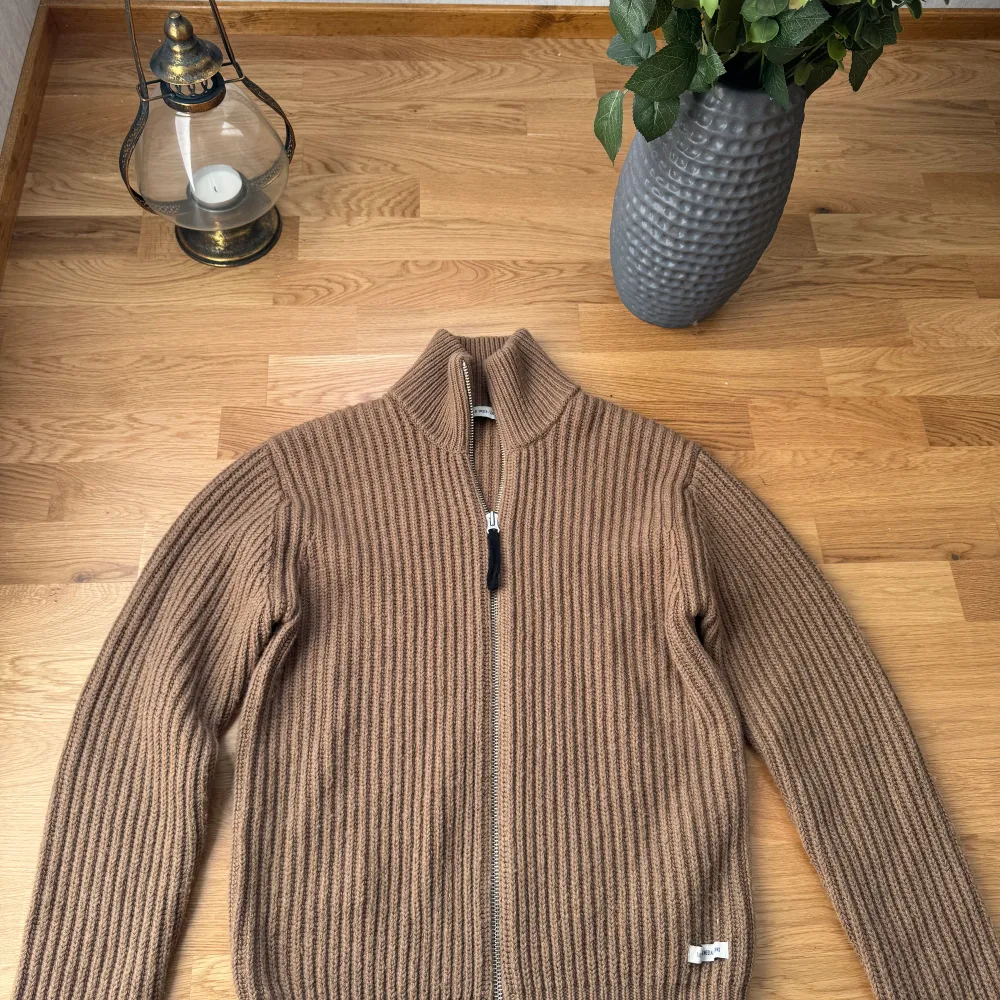 Hej! Säljer den här otroligt snygga Tiger Of Sweden full zip tröjan! Säljer då de inte min stil.. 🙃 Tröjan är helt ny och knappt använd! Köptes för -2899kr säljer för -200 KAP 🔥 priset kan diskuteras vid snabb... 🙌. Tröjor & Koftor.