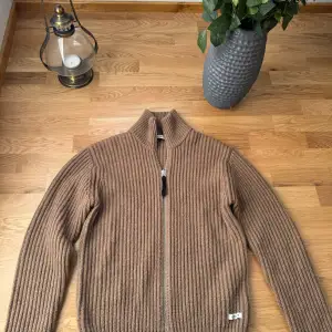 Hej! Säljer den här otroligt snygga Tiger Of Sweden full zip tröjan! Säljer då de inte min stil.. 🙃 Tröjan är helt ny och knappt använd! Köptes för -2899kr säljer för -200 KAP 🔥 priset kan diskuteras vid snabb... 🙌