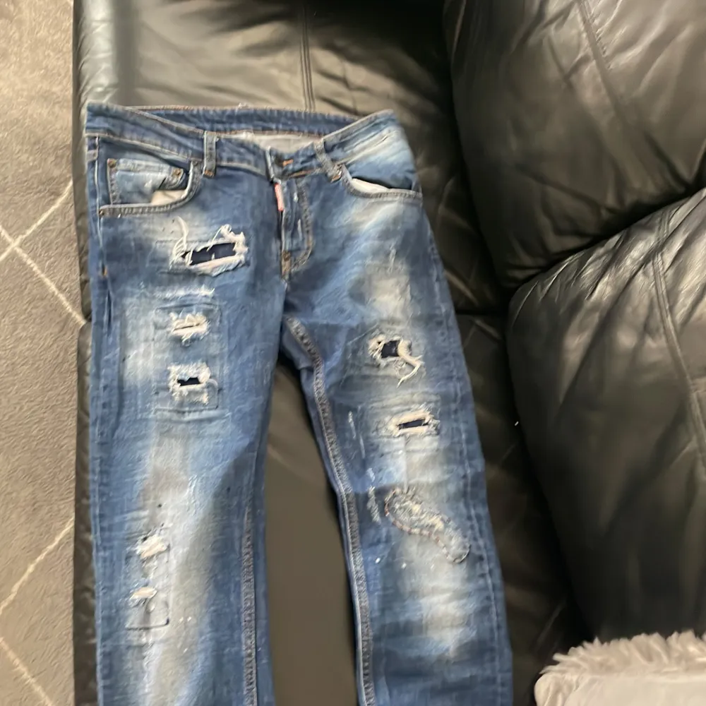 Hej säljer mina dsquared2 byxor för de då inte passar mig.pris kan diskuteras 😀. Jeans & Byxor.