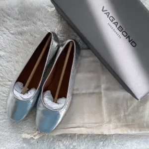 Helt ny Vagabond Silver ballerina skor som jag köpte förra månaden, men dom är tyvärr för stora för mig (känner dom som en 37). Dem är gjorda av riktigt läder ✨🌸 Ny pris: 1000kr 