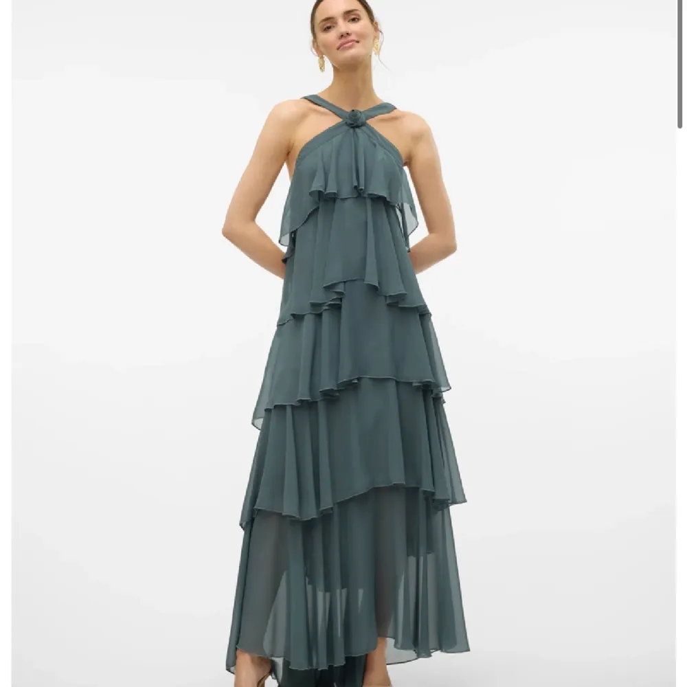 Säljer denna klänning ifrån Vero Moda, kollektionen med Felicia Wedin, i  färgen balsam green då jag valde mellan den och en annan 🥰 . Klänningar.