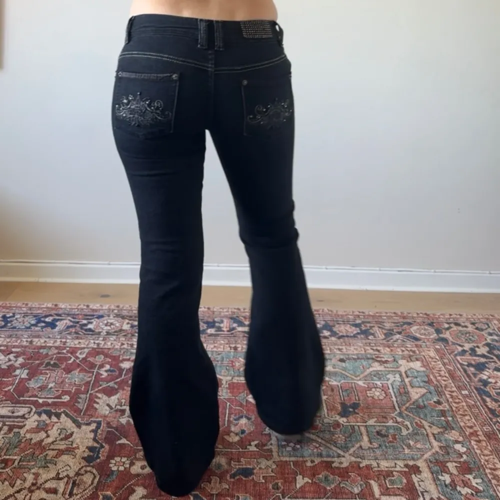 Så vilka svarta vintage jeans med coola detaljer. Midjemåttet är ca 76cm och innerbenslängden är ca 79cm. . Jeans & Byxor.