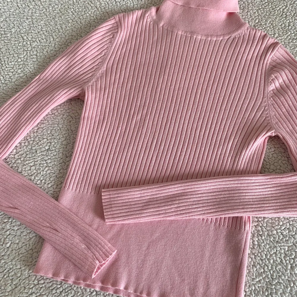 Superfin ribbstickad rosa tröja från ZARA. Använd en gång, utan anmärkningar.. Toppar.