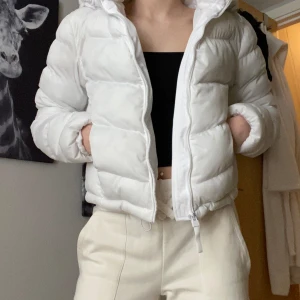 Vit höstjacka🍁 - Använd två gånger. Ny skick. Ordinaries pris 360kr, mitt pris 150.   Perfekt att ha till hösten och tidig vår