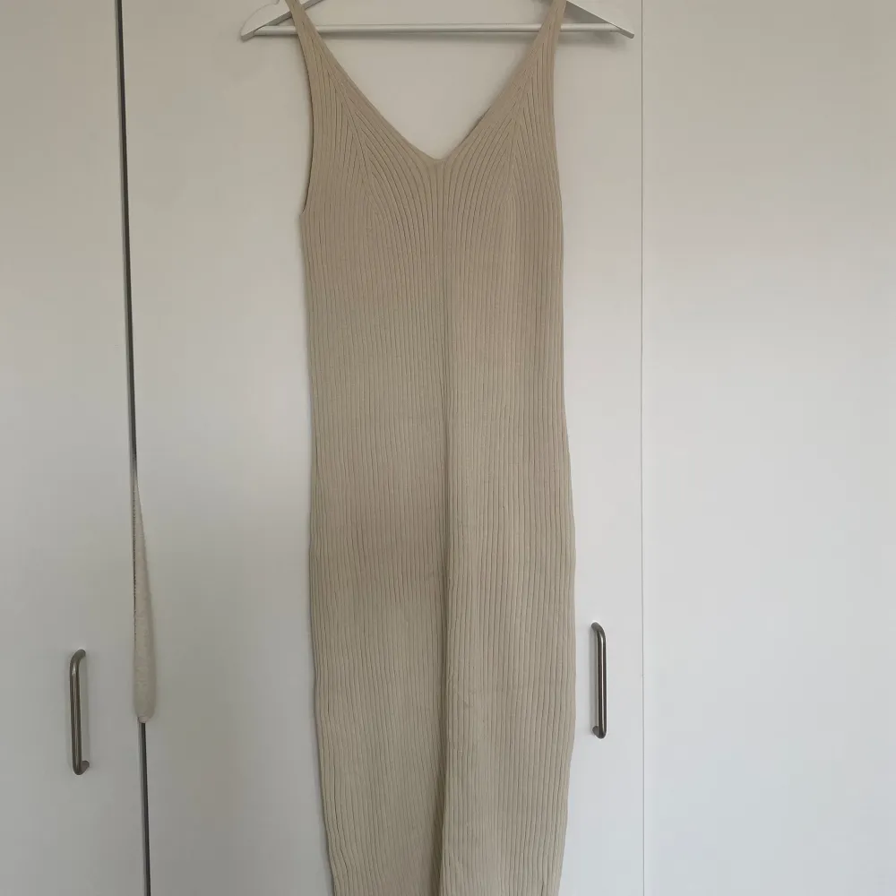 Långklänning från Wera med v-ringning i superskönt tunt material!🤍 den är grå/beige i färgen . Klänningar.