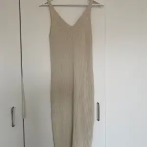 Långklänning från Wera med v-ringning i superskönt tunt material!🤍 den är grå/beige i färgen 