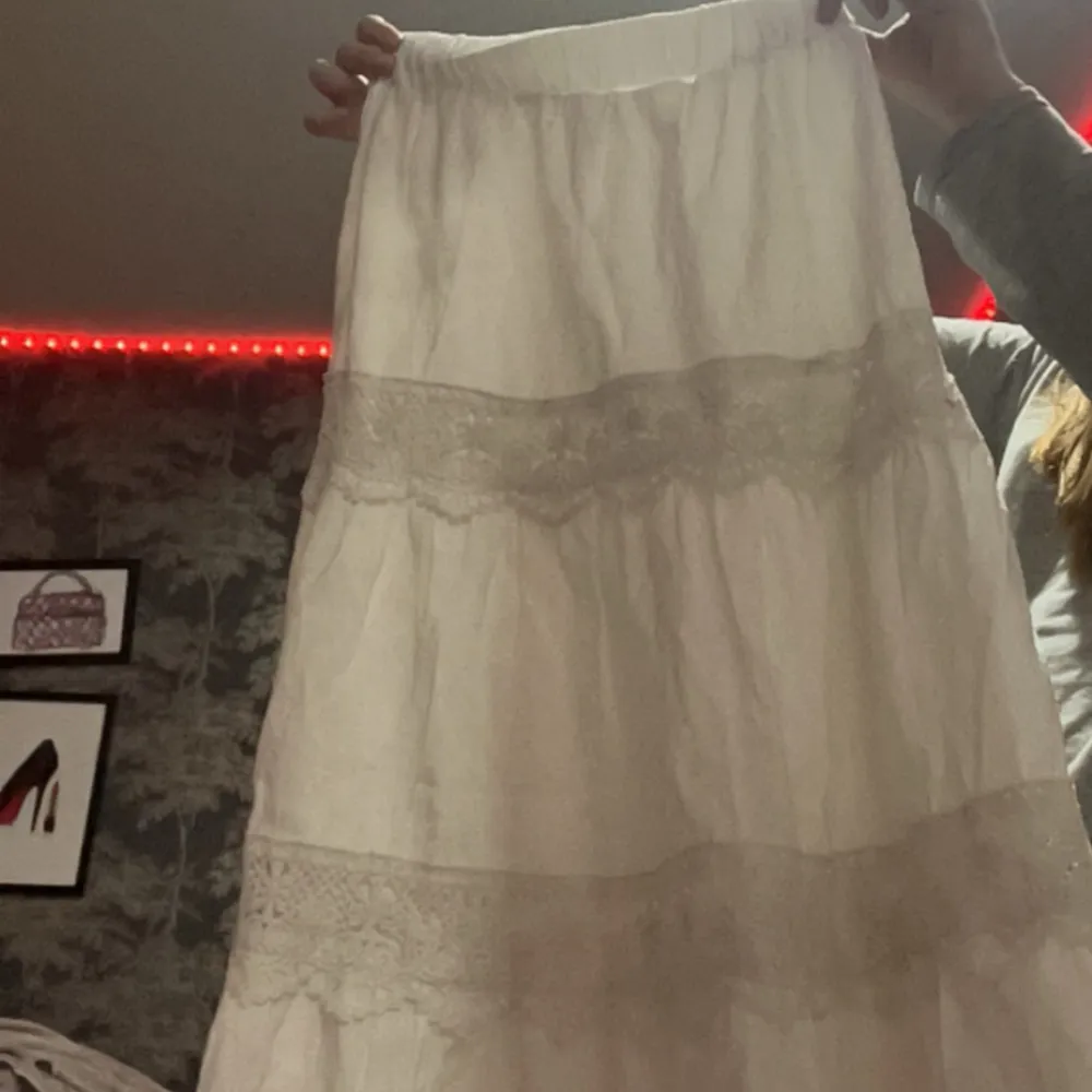 Säljer denna vita lång kjolen. Köpte den i somras å använt 1 gång eftersom den redan då va lite kort för mig.. Kjolar.