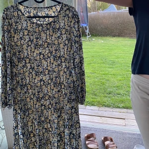 ”Ny” klänning Jacqueline de Young, L - Superfin ”vårig” lite tunnare blommig klänning. Lätt plisserad i nerkant. Fint fall. Trekvart ärm. Stl L  Använd endast enstaka tillfällen. 