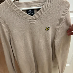 Lyle & Scott stickad tröja  - Storlek L. Använd 1 (!) gång. 