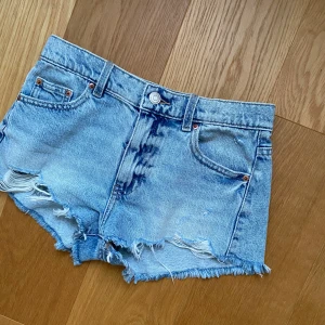 Jeansshorts - Köpte dessa shortsen från Young gina förra året så de är i fint skick. Vill man ha en bild hur de sitter på är det bara att fråga. 🫶🏼