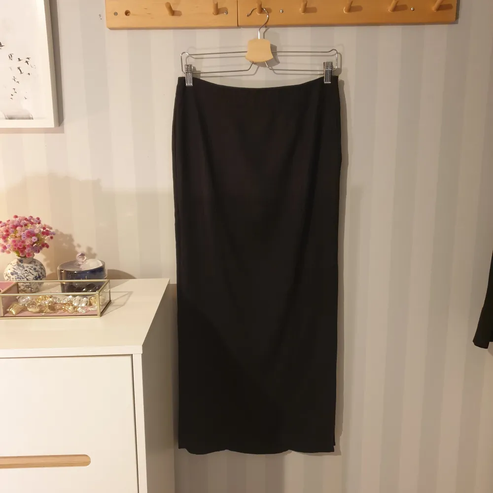 Midi kjol i linne från Na-kd i jätte fint skick, knappt använts.  Döljd dragkedja i sidan & slits.  Storlek 36. Kjolen är 95cm i längden.. Kjolar.