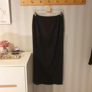 Midi kjol i linne från Na-kd i jätte fint skick, knappt använts.  Döljd dragkedja i sidan & slits.  Storlek 36. Kjolen är 95cm i längden.