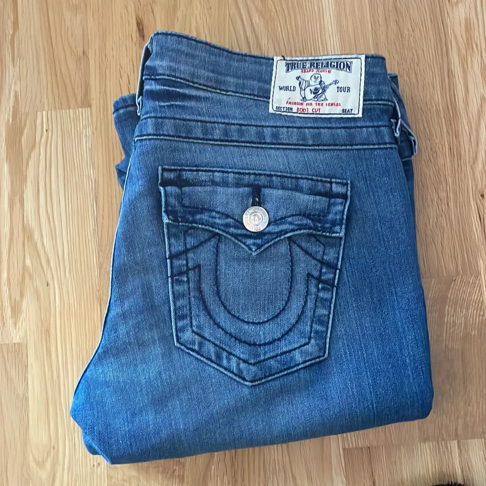 Skit snygga true religion jeans i storlek 27 US! De är i vädligt bra skick och nästan aldrig använda för att de var för stora 💔💯💯😞 skriv till mig om ni undrar ngt! . Jeans & Byxor.