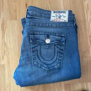 Skit snygga true religion jeans i storlek 27 US! De är i vädligt bra skick och nästan aldrig använda för att de var för stora 💔💯💯😞 skriv till mig om ni undrar ngt! 