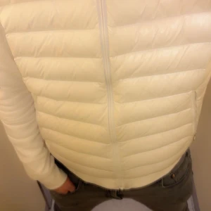 Moncler Cardigan - En vit moncler cardigan som jag haft i några månader. Säljer den nu då jag inte kommer använda den nå mer. Kommer kemtvätta jackan innan den säljs. Snören finns måste bara hitta dem. Pris kan vi även diskutera. 