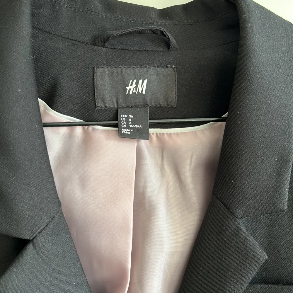 Svart Kavaj från H&M, kvinnligt figursydd Finns ett hål inuti (mitten).. Kostymer.