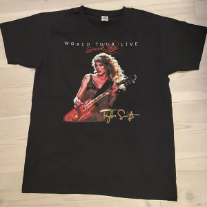 Taylor Swift T-shirt. (RABATT) original pris: 239kr. - En helt ny oanvänd taylor swift; speak now t-shirt. Köpt på en liten affär i sthlm som trycker egna tröjor.
