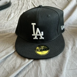 New era LA keps - Hej! Säljer nu min snygga new era keps då den är förstor. Den är helt ny bara testad