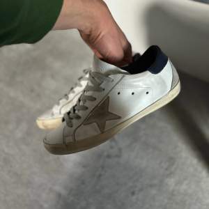 Tja säljer nu dessa super snygga Golden goose skorna i storlek 40. Nypris 6599kr mitt pris 2100. Priset går att diskutera vid snabb affär 😇🔥