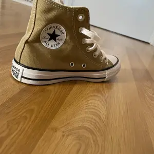 Säljer converse all star för dom var för små.  Använda 1 gång så helt nya. Priset kan diskuteras.  