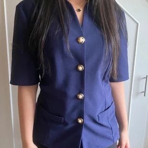 marinblå kostymjacka - jätte classy tröja i bra skick, använt ett par gånger och ser fortfarande ny ut. med fina  knappar och detaljer 💙