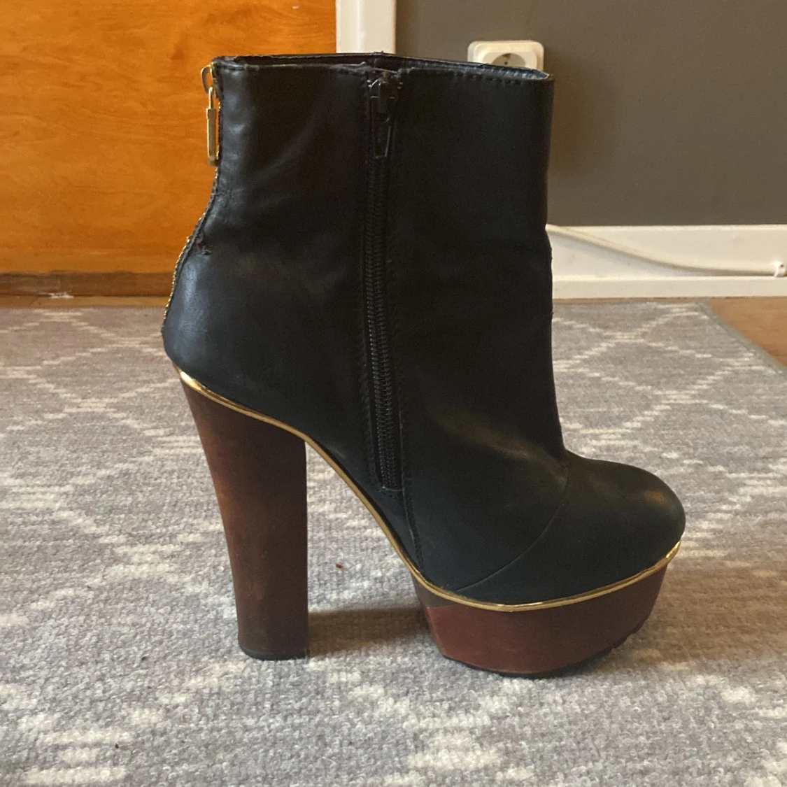 Högklackad stövlett - 90