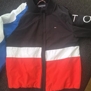 Tommy Hillfiger jacka - Jackan har bara använts 4 gånger. Den är som ny. 