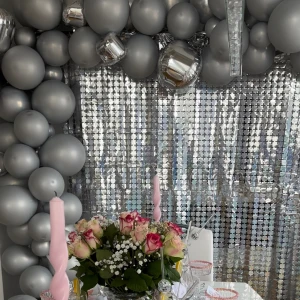 Silver draperi dörrdraperi glitter - 1m bred 2m lång. Ibland vill man göra en entré utöver det vanliga, så varför inte sätta upp ett festligt draperi och dyka fram som en liten överraskning? Rolig detalj på t.ex. nyårsfesten eller annan tillställning