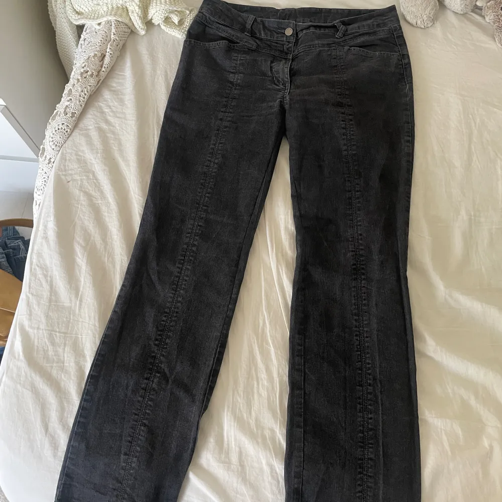 Lågmidjade jeans med fina fickor ibak, de är bootcut. Innerbenslängd 80cm,  midja 45cm. Jeansen är stretchiga :). Jeans & Byxor.