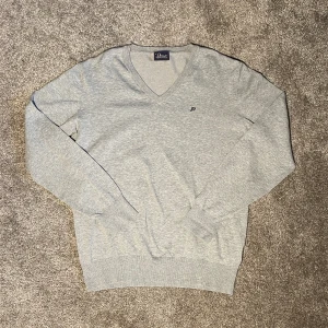 Peak Performance Tröja - Snygg grå peak tröja. Köpt secondhand  Storlek: XL   Pris: 100kr