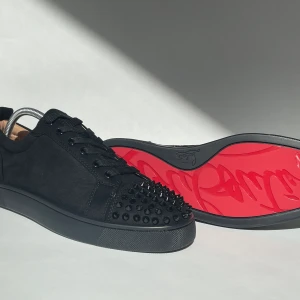 Svarta Spikade Christian Louboutins - Riktigt stiliga Louboutins  Storlek: 42  Kan inte garantera att dem är äkta då vi köpte dem från Facebook marketplace.  Pris: 1300kr går att diskuteras vid snabb affär.