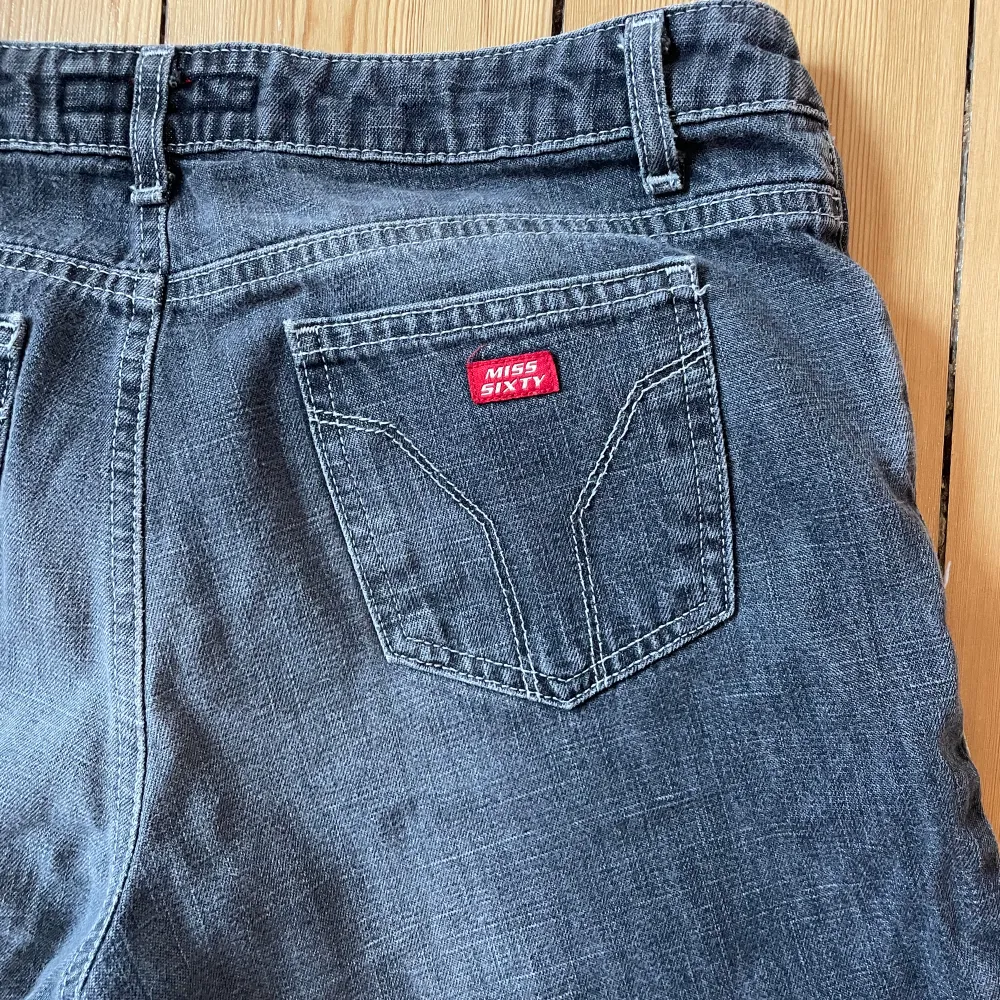 Säljer dessa i jeans i perfekt skick, dom passar storlek XS och S! Vid snabbt köp=450kr! Först till kvarn🧡🧡. Jeans & Byxor.