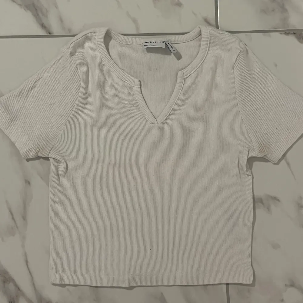 Så snygg vit tröja från asos i super bra skick. Den är i storlek 38 och säljs då den inte alls kommer till användning. Kontakta vid frågor! 🫶🏻😌. T-shirts.