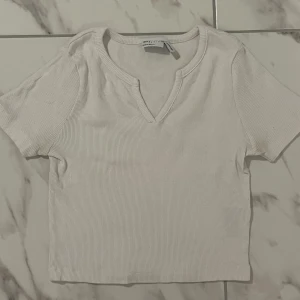Asos tröja - Så snygg vit tröja från asos i super bra skick. Den är i storlek 38 och säljs då den inte alls kommer till användning. Kontakta vid frågor! 🫶🏻😌