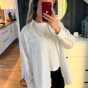 Vit overshirt - Vit overshirt, dragkedjan funkar, köpt secondhand💕 står ingen storlek jag är en S i vanliga fall och den är ju lite oversized på mig