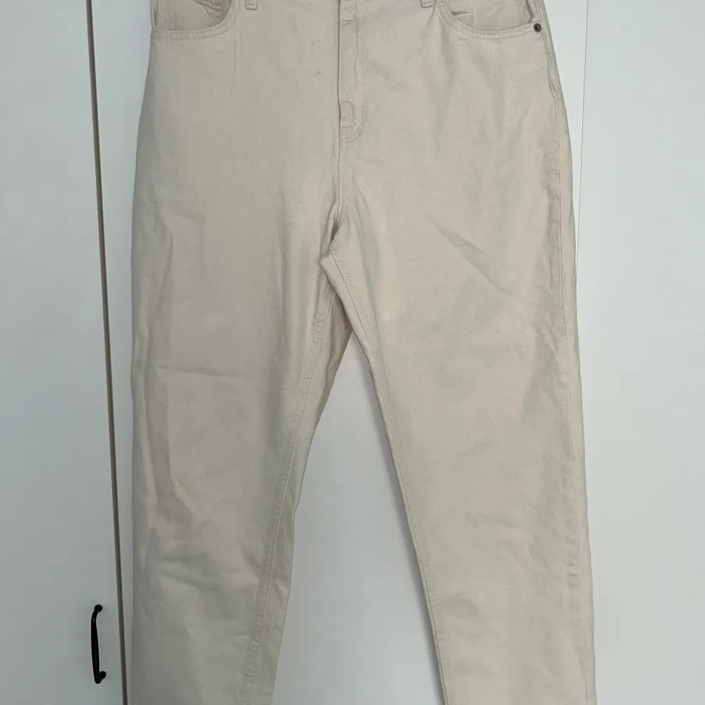 Vita jeans från Junkyard som aldrig använts Perfekt skick Ordinarie pris 500kr. Jeans & Byxor.