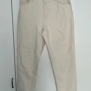 Vita jeans från Junkyard som aldrig använts Perfekt skick Ordinarie pris 500kr