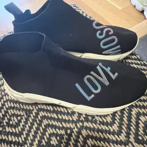 Love moschino skor. Köptes för 1500kr säljer för halva priset. Pris kan diskuteras privat 