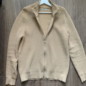 Beige stickad cardigan från Mango Man - 9/10 skicka, se defekterna på bild Storlek medium⭐️