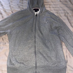 Hoodie med dragkedja märke Jordan  - En superfin hoodie med dragkedja märke Jordan. Använd men inga skavanker! Storlek Medium 