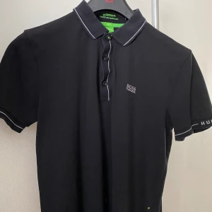 Hugo Boss piké - Hugo Boss Piké strl S. den är större i storleken så den passar M. Nysckick, inga tecken på användning