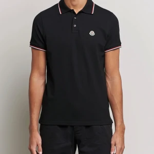 Moncler Piké - Moncler Piké i Storlek S.  Kan passa XS då den sitter ganska ”slimmat” runt armarna.  • Använd ett fåtal gånger • Köpt på NK för 2 år sen