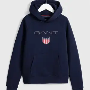 Mörkblå Gant hoodie i strl S, aldrig använd då den inte var i min smak! 💓