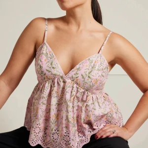 Topp - Superfin topp från bikbok i storlek S. Endast testad på, säljer för har tagit bort prislapp så kan ej skicka tillbaka då den ej passade mig (därav inte så fin på min bild) köpt för 400kr. Köparen står för frakt 42kr🥰