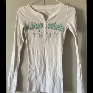 aeropostale henley topp - * köpt på vinted men säljaren har inte använt den (lånade bilder)  säljer den här jätte gulliga henley toppen men den är tyvärr för liten för mig ❤️ några lösa trådar men det kan man lätt klippa bort, tröjan är inte sönder på något sätt 