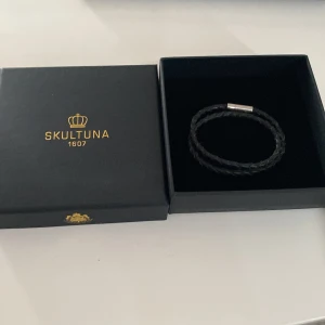 Skultuna läderarmband  - Skultuna läderarmband med silverdetalj passar en handled för 16-18cm. Allt og följer med och har kvitto som ni kan se på bilden 