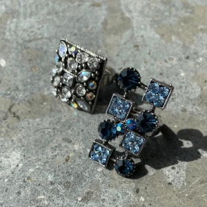 Två fina glittriga ringar - Blå ringen är 1,7cm i diameter, silvriga ringen är 1,9cm i diameter, båda kan justeras till önskad storlek. Skriv om du har frågor eller bara vill köpa 1 