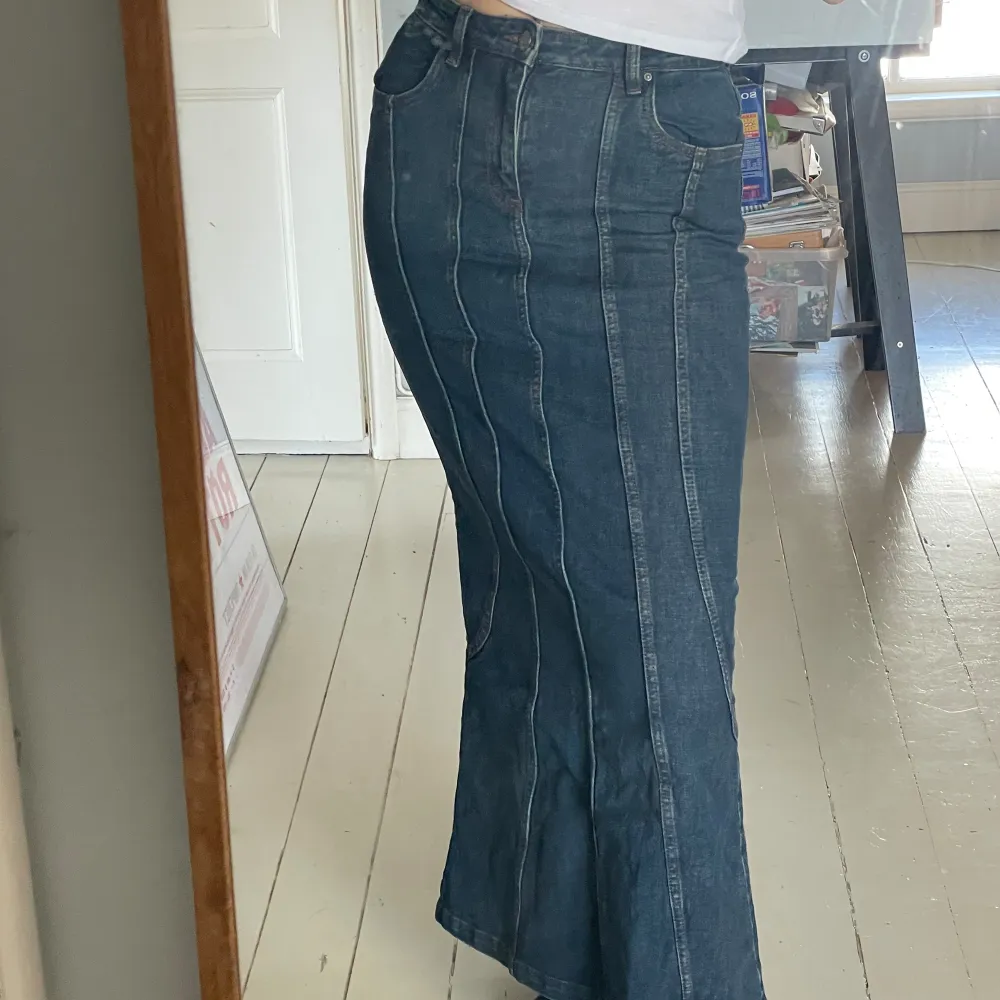 Jättefin helt oanvänd jeanskjol från Asos. Säljer eftersom den tyvärr var för liten för mig. Nypris 569kr. Skriv gärna vid frågor! . Kjolar.